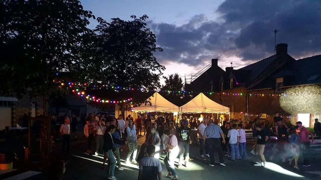 Une fête en extérieur, sous les guirlandes à la tombée de la nuit