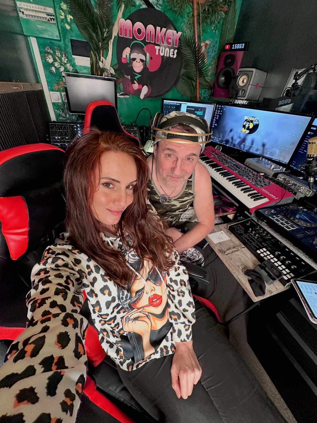 Laure et Thom dans leur studio Monkey Tunes