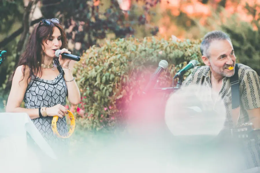 Laure au chant et Thom au clavier pendant un concert de mariage