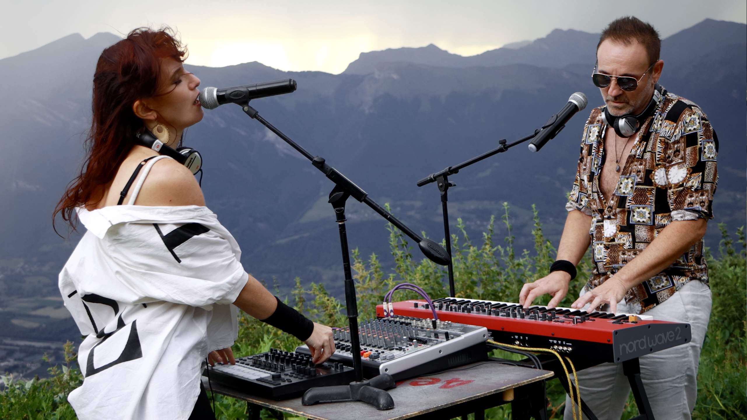 Laure au chant et Thom au clavier, en concert face aux montagnes